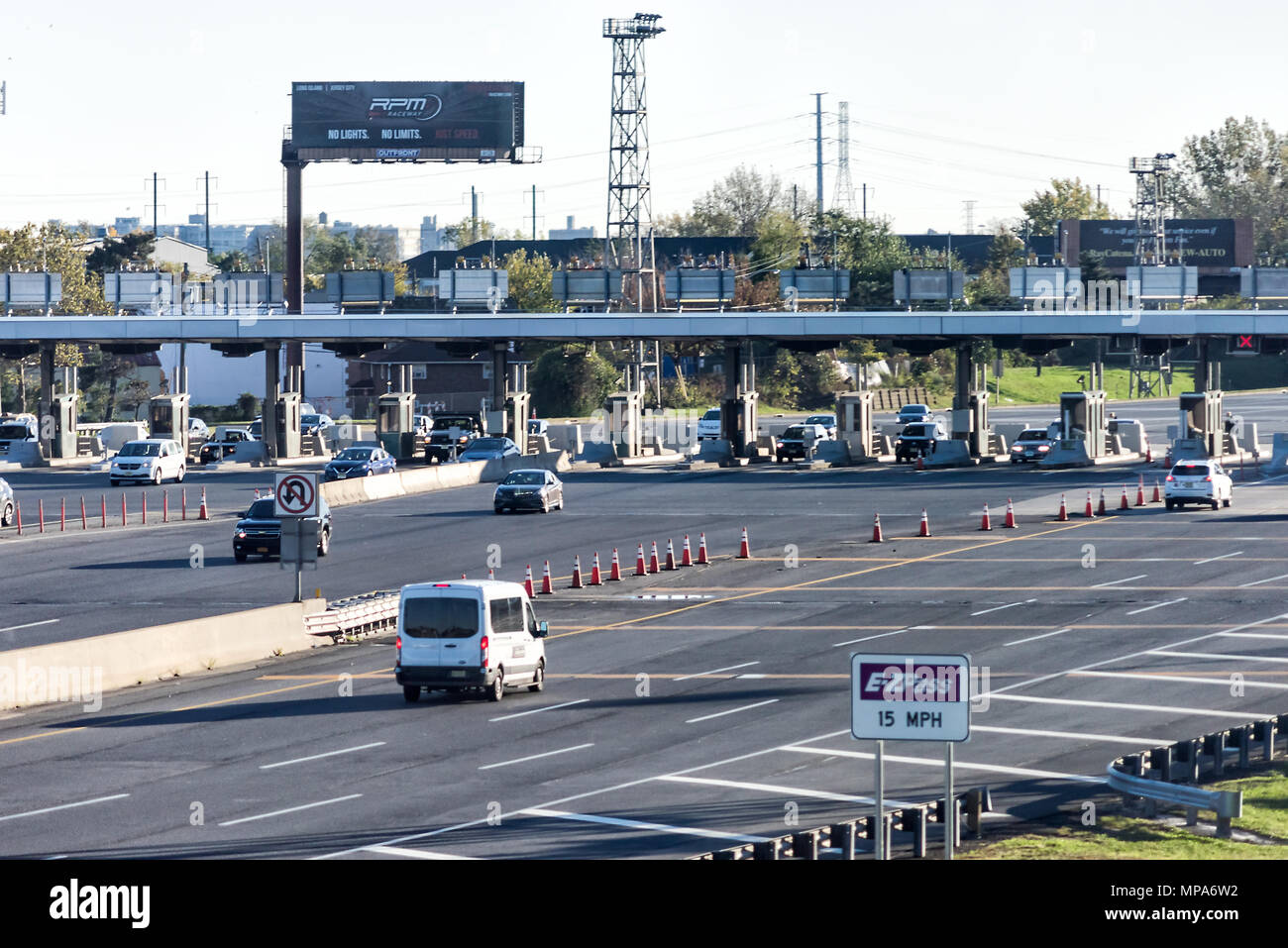 Kearny, Stati Uniti d'America - 27 Ottobre 2017: EZPass EZ Pass corsia in contanti per il pedaggio a ponte sulla città di New York, NYC, prezzi, limitazioni di corsia, il carrello Foto Stock