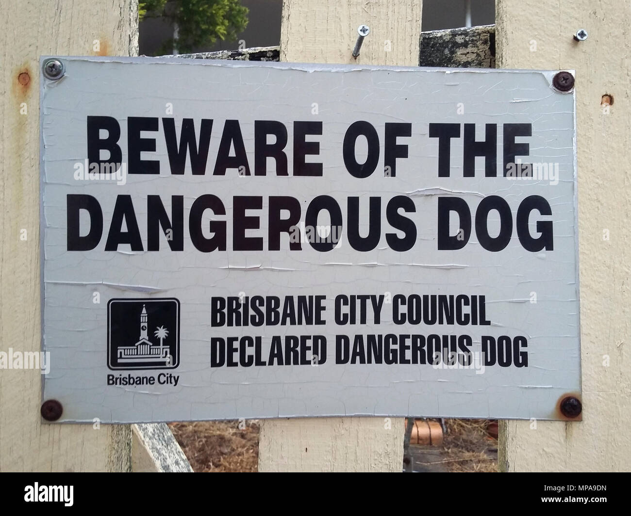 Cani pericolosi attenzione al di fuori di una casa suburbana a Brisbane, Australia Foto Stock
