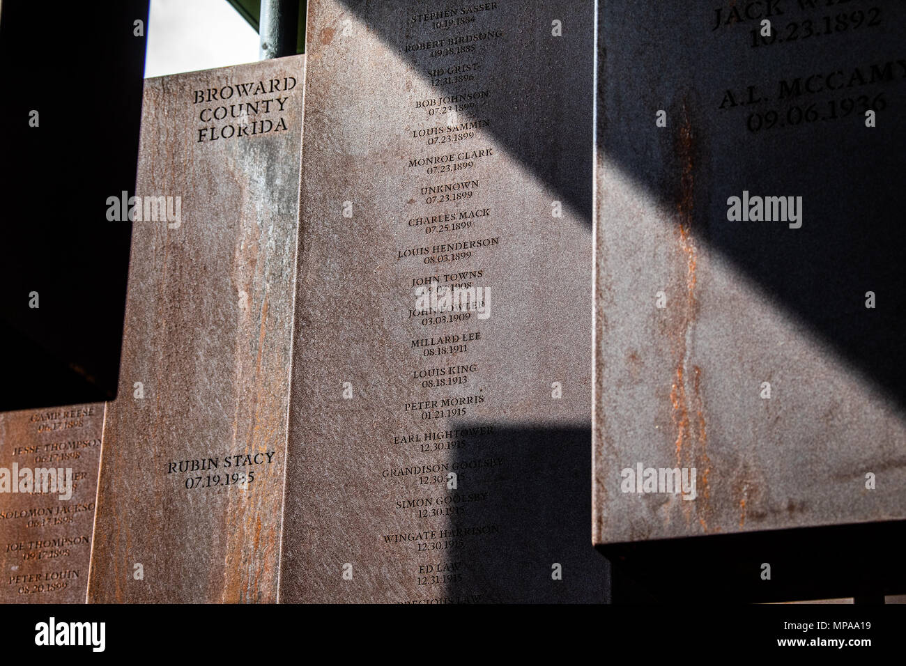 Il Memoriale Nazionale per la pace e la giustizia o linciaggio nazionale Memorial, Montgomery, Alabama, STATI UNITI D'AMERICA Foto Stock