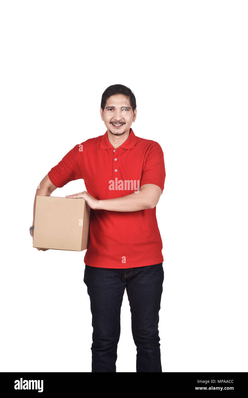Ritratto di consegna asiatici uomo con scatola di cartone in posa isolate su sfondo bianco Foto Stock