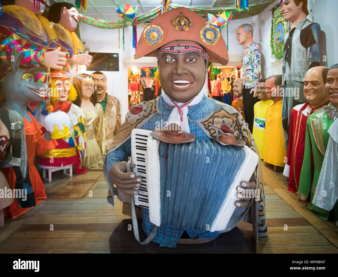 Decorazioni carnevale brasiliane realizzate a Olinda, PE, Brasile e  utilizzate come decorazioni di strada durante il festival locale del  carnevale Foto stock - Alamy