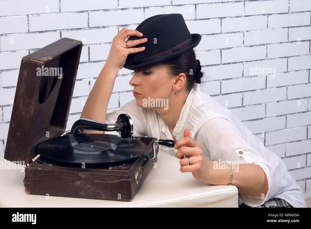 Ritratto di una donna in un cappello di mezzo giro vicino al grammofono Foto Stock
