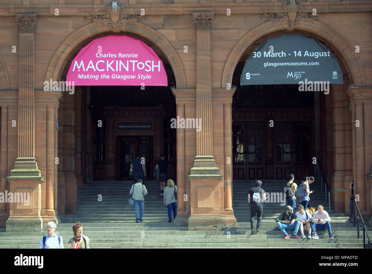 Macintosh mostra la gente del posto e turisti al di fuori di Kelvingrove Art Gallery and Museum, Argyle Street, Glasgow, Regno Unito Foto Stock