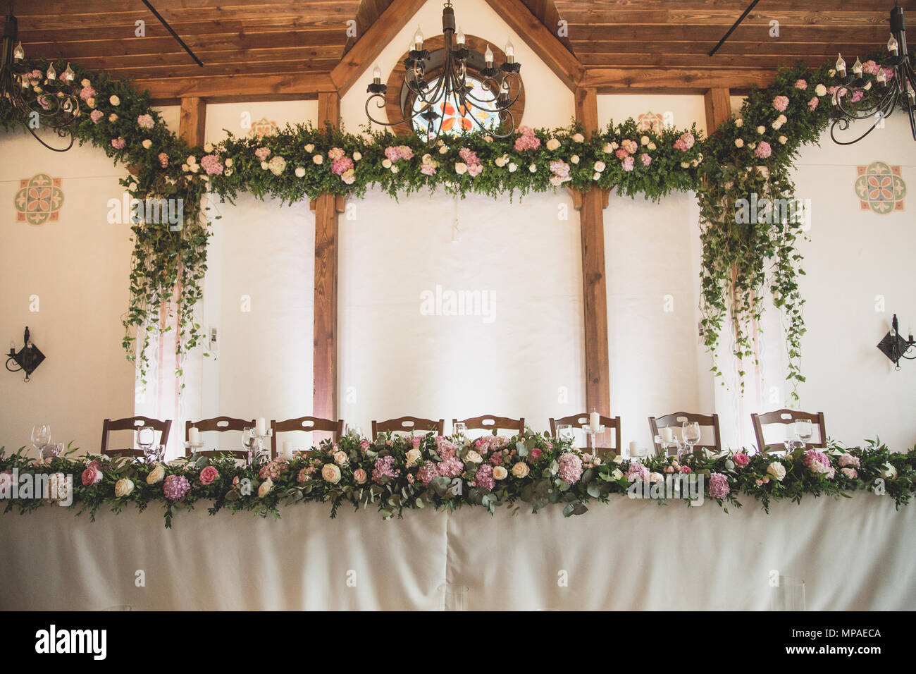 Matrimonio di lusso decorazioni con fiori e vasi in vetro e il numero di  impostazione su