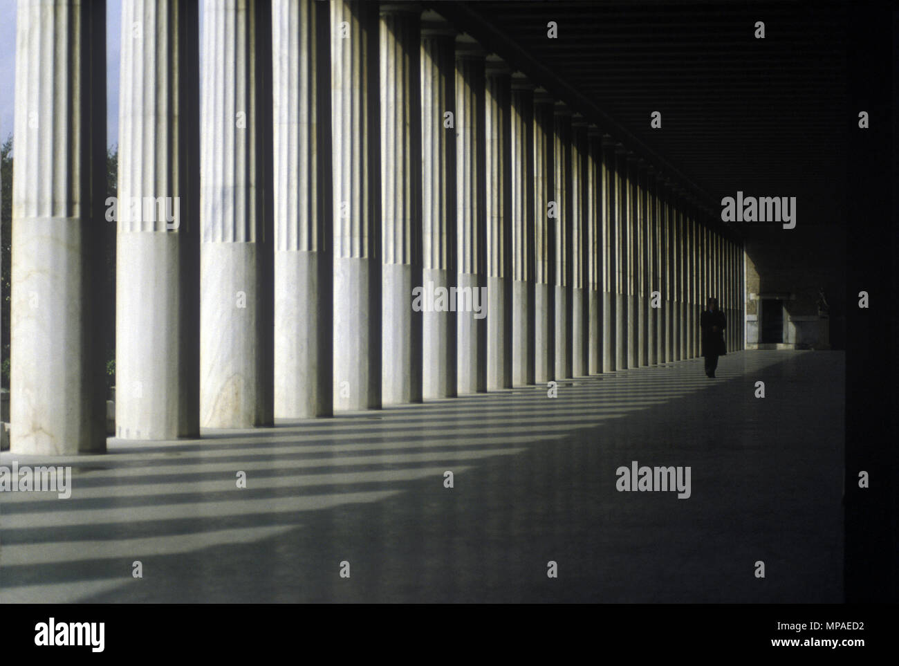 1988 diminuzione storica linea di colonne MUSEO AGORA Atene GRECIA Foto Stock