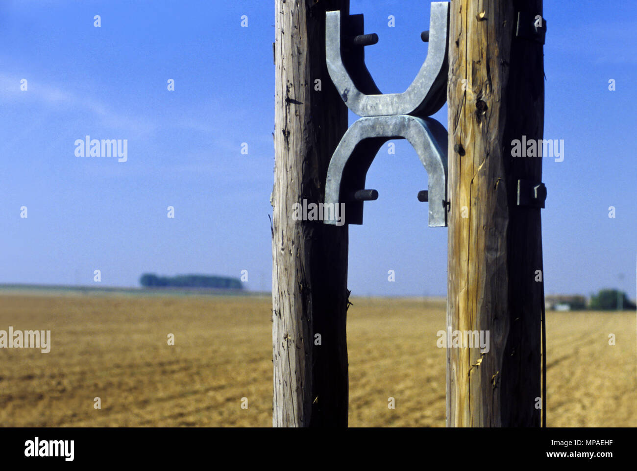 1988 DETTAGLIO STORICO DEI PALI ELETTRICI IN LEGNO BEAUGENCY VALLE DELLA LOIRA FRANCIA Foto Stock