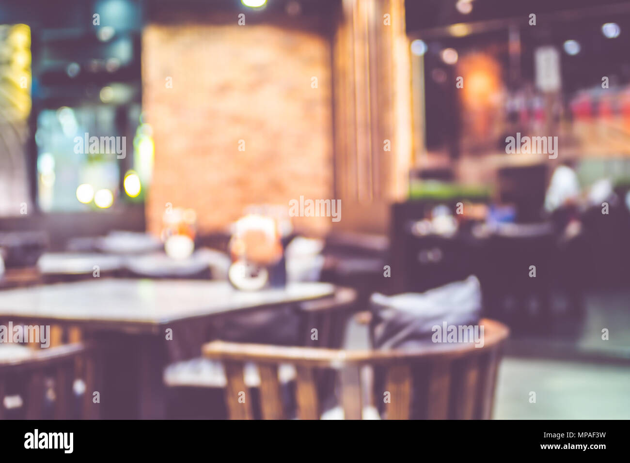 Sfocare lo sfondo del cliente seduto al ristorante bar la sfocatura dello sfondo con bokeh di fondo Foto Stock