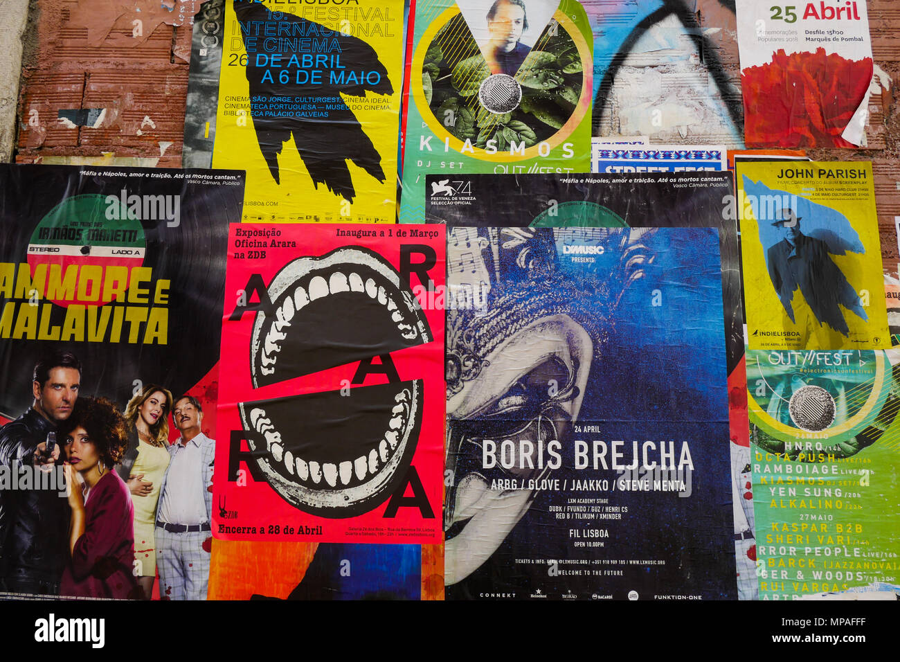 Poster su una parete, Bairro Alto, Lisbona, Portogallo Foto Stock Poster su una parete, Bairro Alto, Lisbona, Portogallo Foto Stock