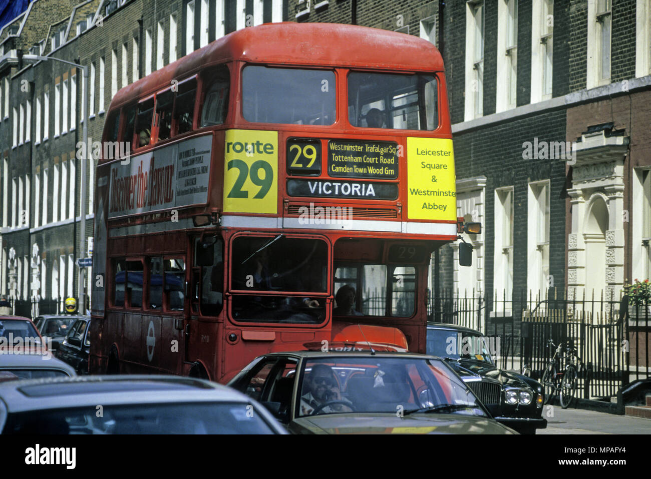 1988 Rosso storico AEC DOUBLE DECKER BUS ROUTEMASTER (©Trasporti di Londra 1956) Bloomsbury Street Londra Inghilterra REGNO UNITO Foto Stock