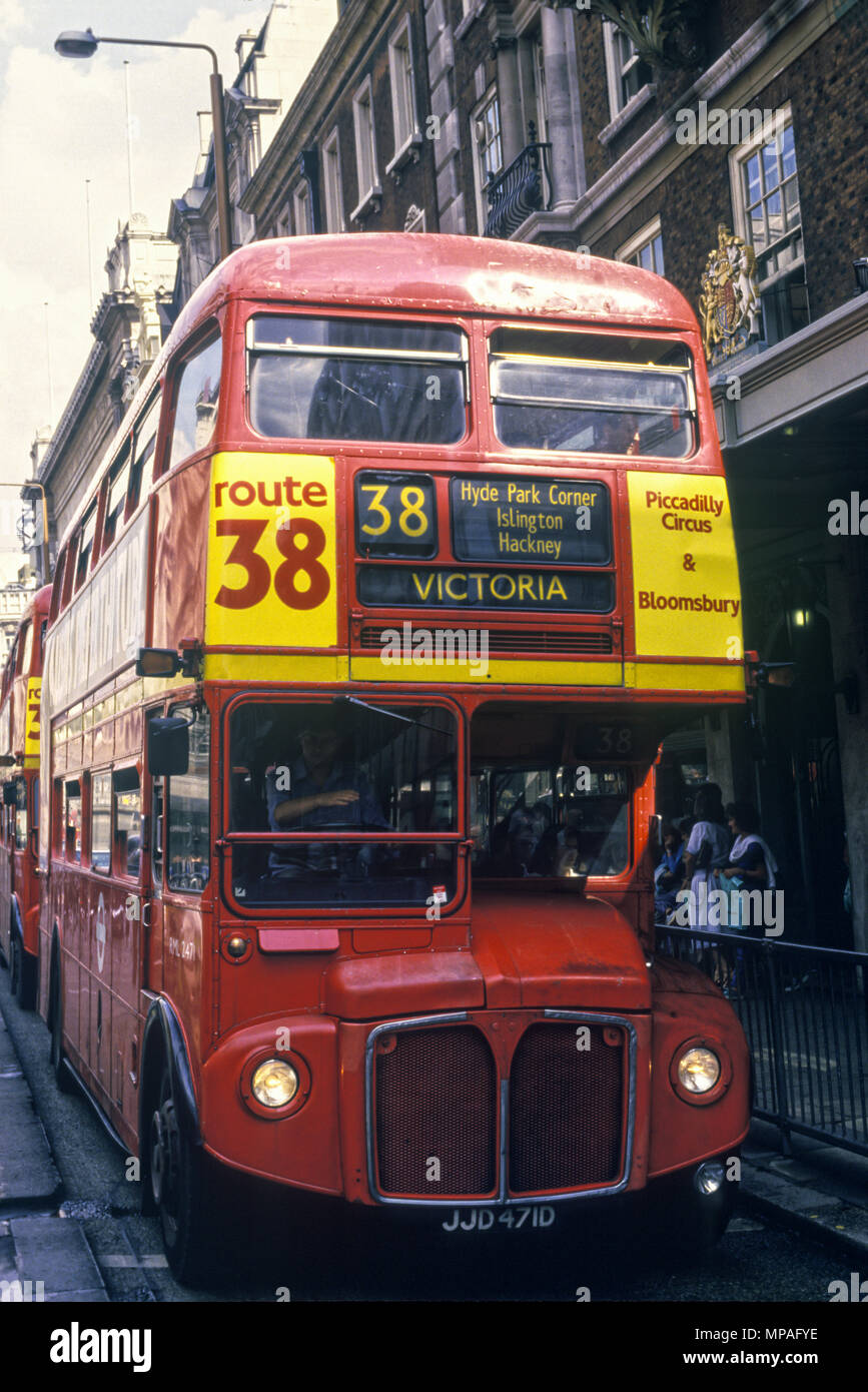 1988 Rosso storico AEC DOUBLE DECKER BUS ROUTEMASTER (©Trasporti di Londra 1956) Piccadilly Street Londra Inghilterra REGNO UNITO Foto Stock