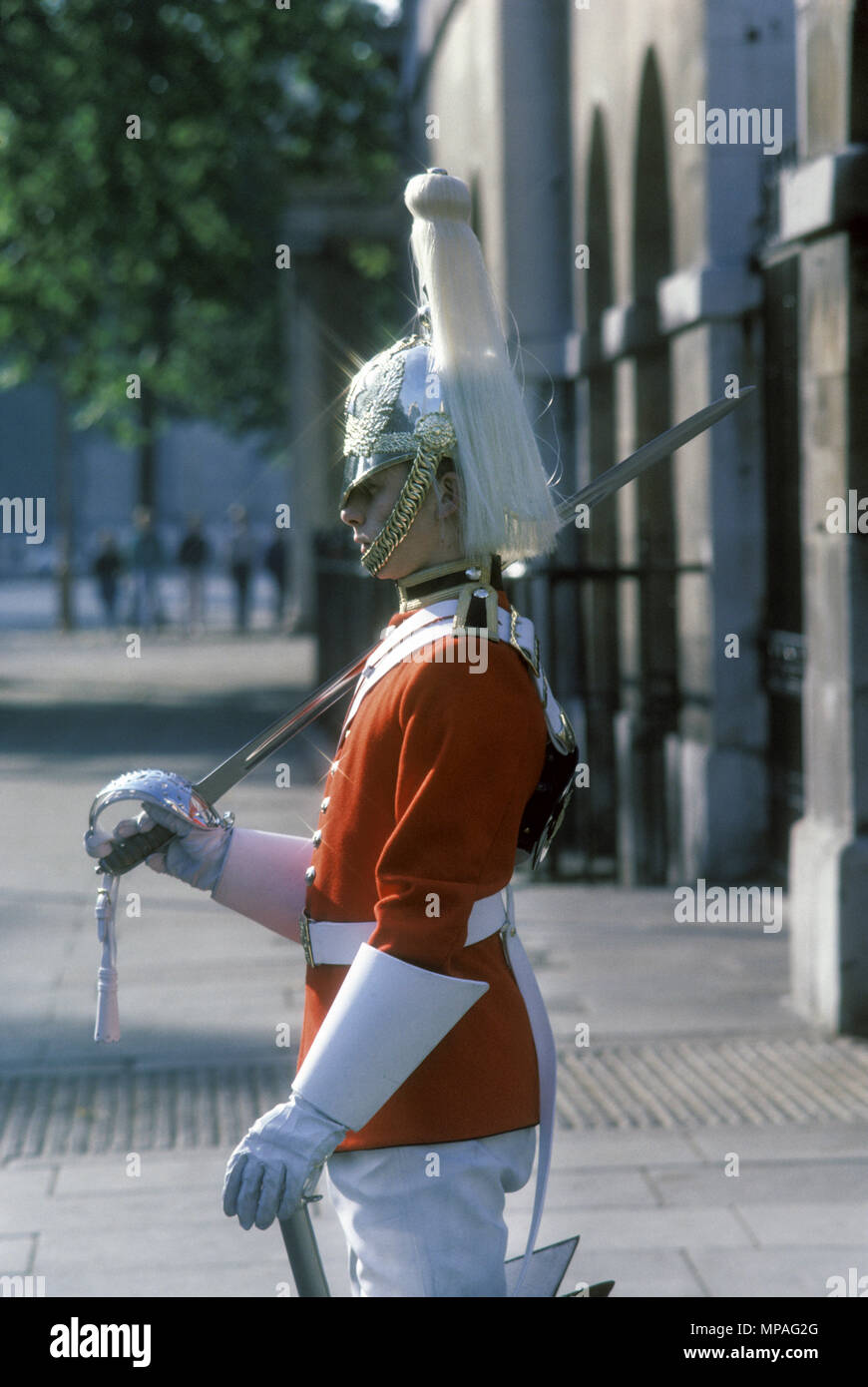 1988 storico sentinella permanente LIFEGUARD HORSEGUARDS PARADE WHITEHALL Londra Inghilterra REGNO UNITO Foto Stock