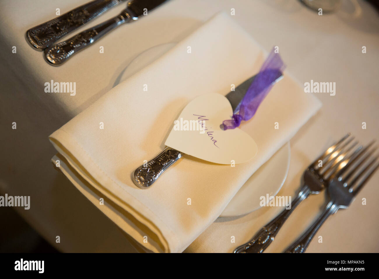 Le impostazioni di una tavola a un matrimonio al tavolo per la colazione, l'attesa per gli ospiti di essere seduti su un giorno di nozze Foto Stock