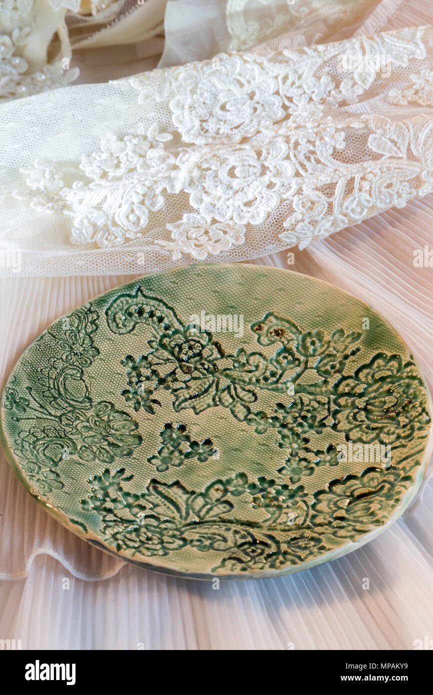 Ceramica con piastra vintage modello in pizzo e Bruno smalto, mano gettati in Brooklyn, New York STATI UNITI D'AMERICA Foto Stock