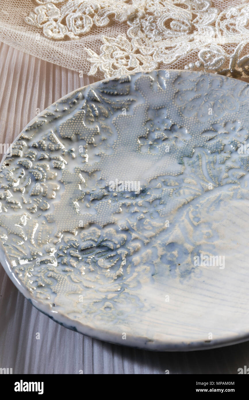 Ceramica con piastra vintage modello in pizzo e Bruno smalto, mano gettati in Brooklyn, New York STATI UNITI D'AMERICA Foto Stock