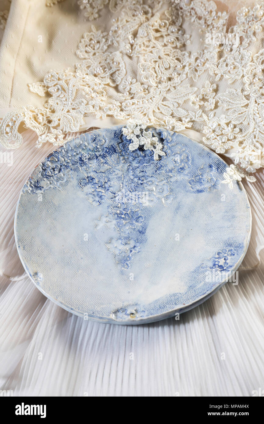 Ceramica con piastra vintage modello in pizzo e Bruno smalto, mano gettati in Brooklyn, New York STATI UNITI D'AMERICA Foto Stock