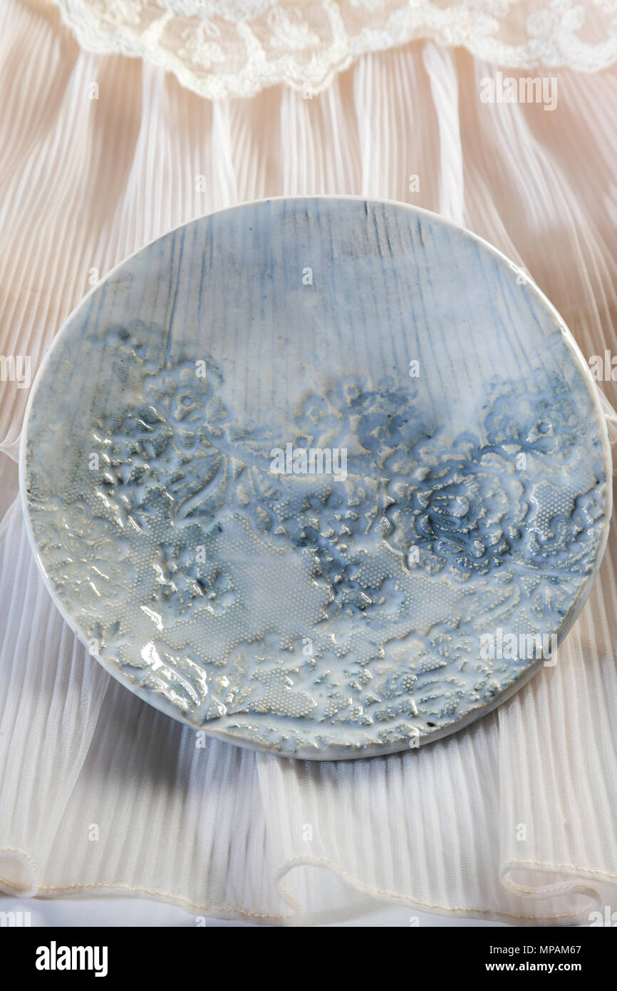 Ceramica con piastra vintage modello in pizzo e Bruno smalto, mano gettati in Brooklyn, New York STATI UNITI D'AMERICA Foto Stock