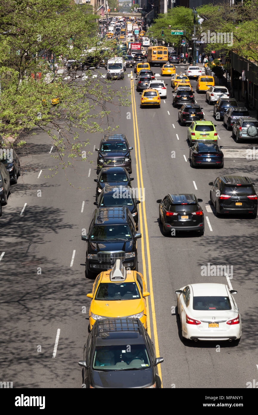 Il traffico è fermo sulla E. 42nd Street, NYC, USA 2018 Foto Stock