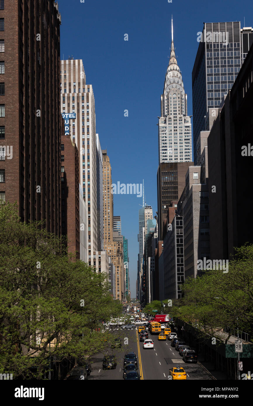 Canyon di grattacieli sulla 42nd Street, New York, Stati Uniti d'America Foto Stock