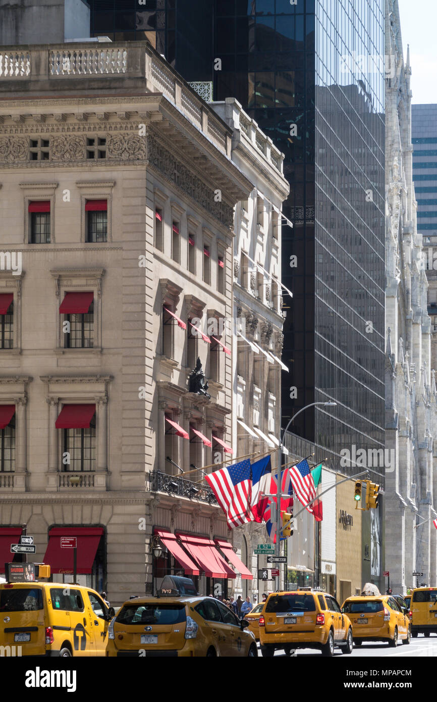 Il Cartier Mansion e la Cattedrale di San Patrizio guglie sono sulla Fifth Avenue, New York, Stati Uniti d'America Foto Stock