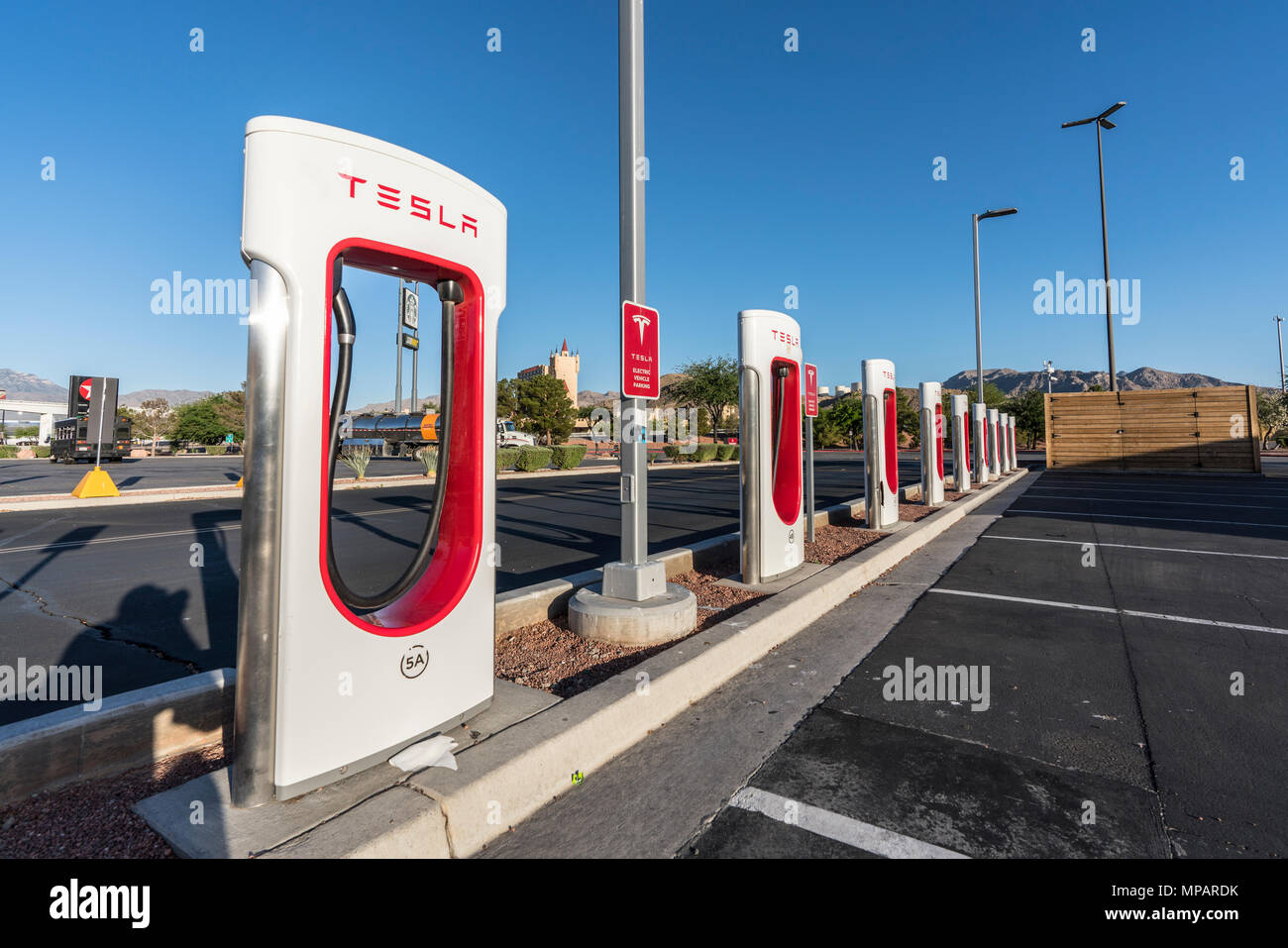 Primm, Nevada, Stati Uniti d'America - 16 Maggio 2018: fila di Tesla veicolo elettrico delle stazioni di ricarica vicino alla Interstate 15 tra Los Angeles e Las Vegas. Foto Stock