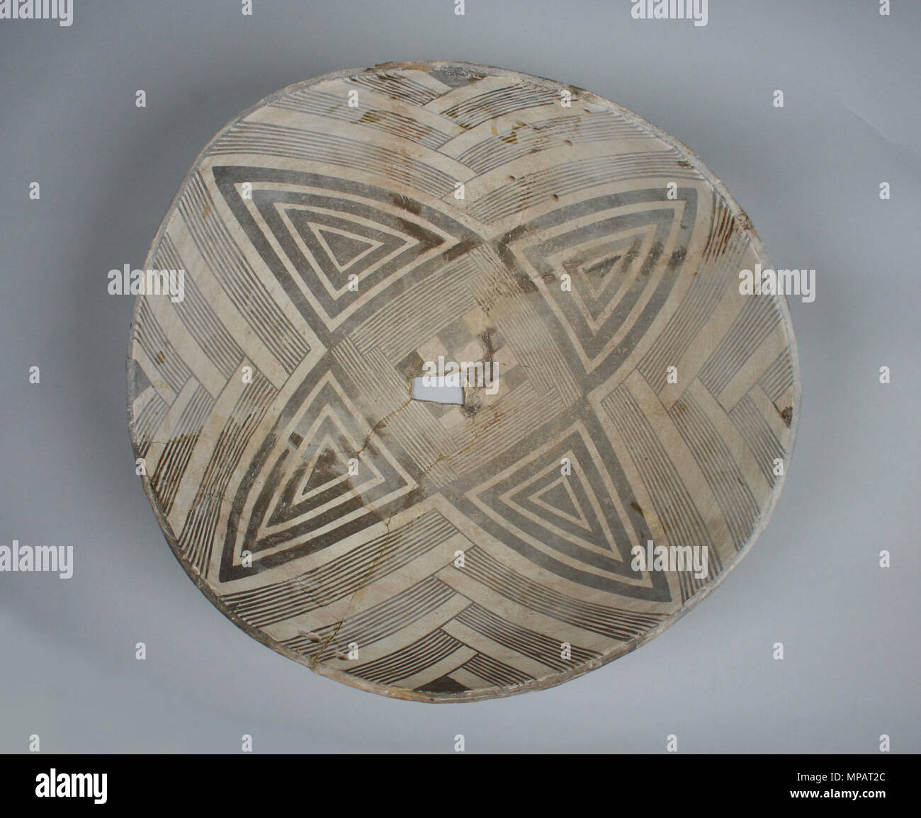 . Inglese: Mimbres pot, geometrica H. 6 1/8 x diam. 12 3/8 in. (15,6 x 31,5 cm) Michael C. Rockefeller raccolta memoriale, acquisto, Nelson A. Rockefeller dono, 1964 Provenienza: Everett Rassiga, New York, fino al 1964; il museo di arte primitiva, New York, 1964-1978 . 8th-decimo secolo. Mimbres sconosciuto potter. Metropolitan Museum foto 895 Mimbres incontrato PD Foto Stock