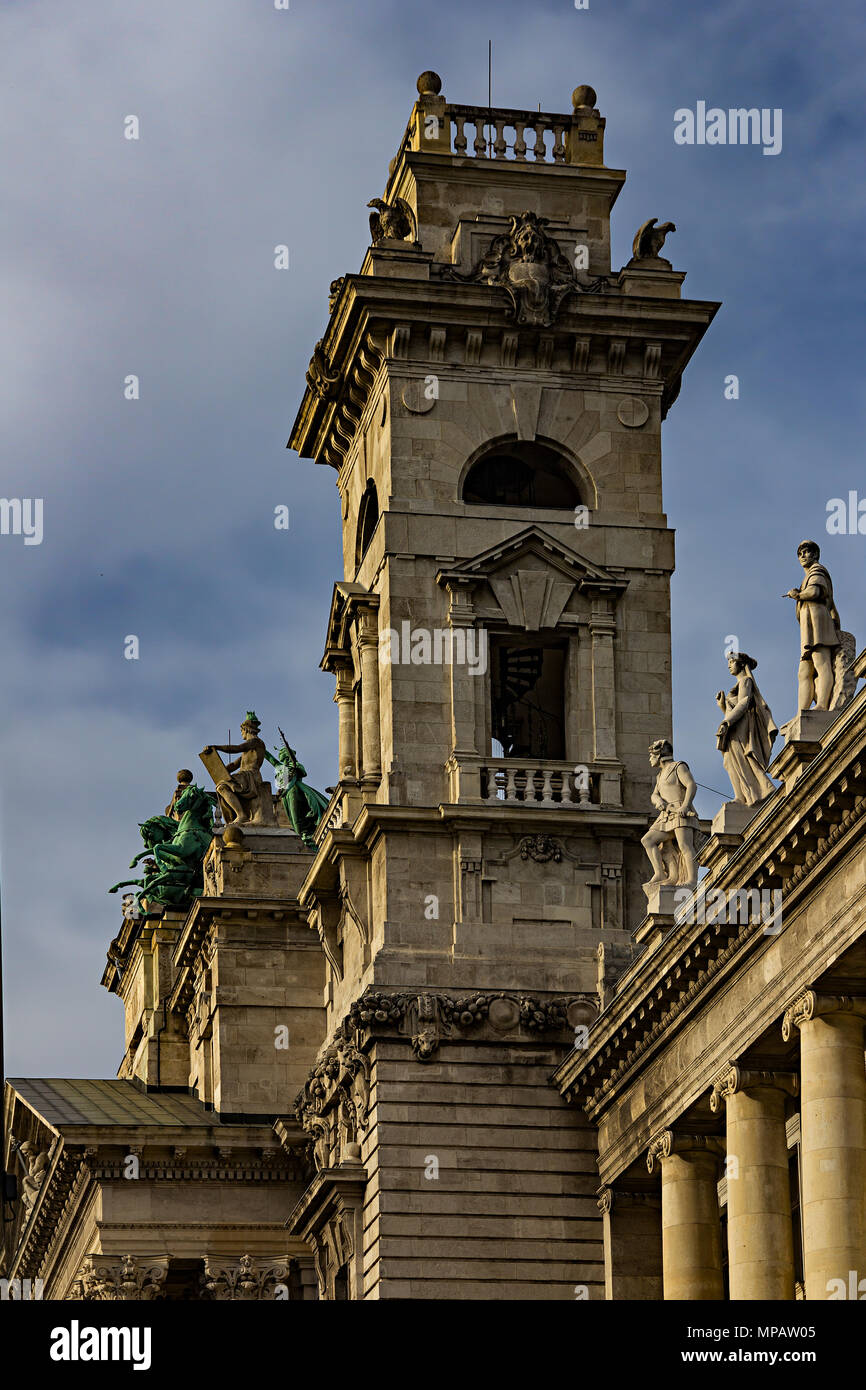 I dettami della facciata della (Etnografico Neprajzi) Museo in piazza Kossuth a Budapest, Ungheria. Foto Stock