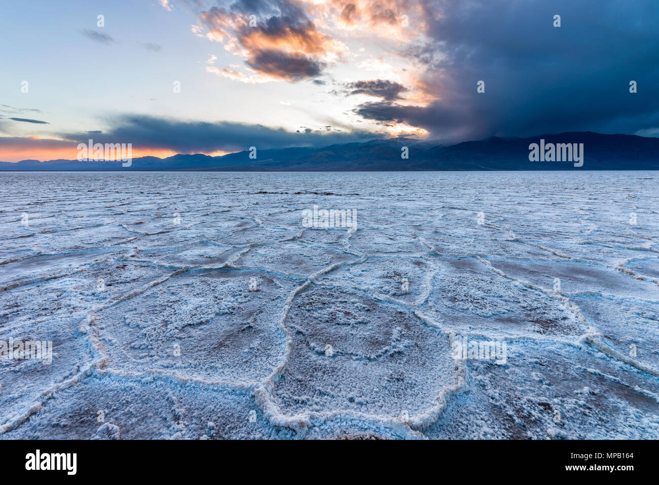 Tramonto Saline - una molla vista al tramonto di saline di bacino Badwater al Parco Nazionale della Valle della Morte, California, Stati Uniti d'America. Foto Stock