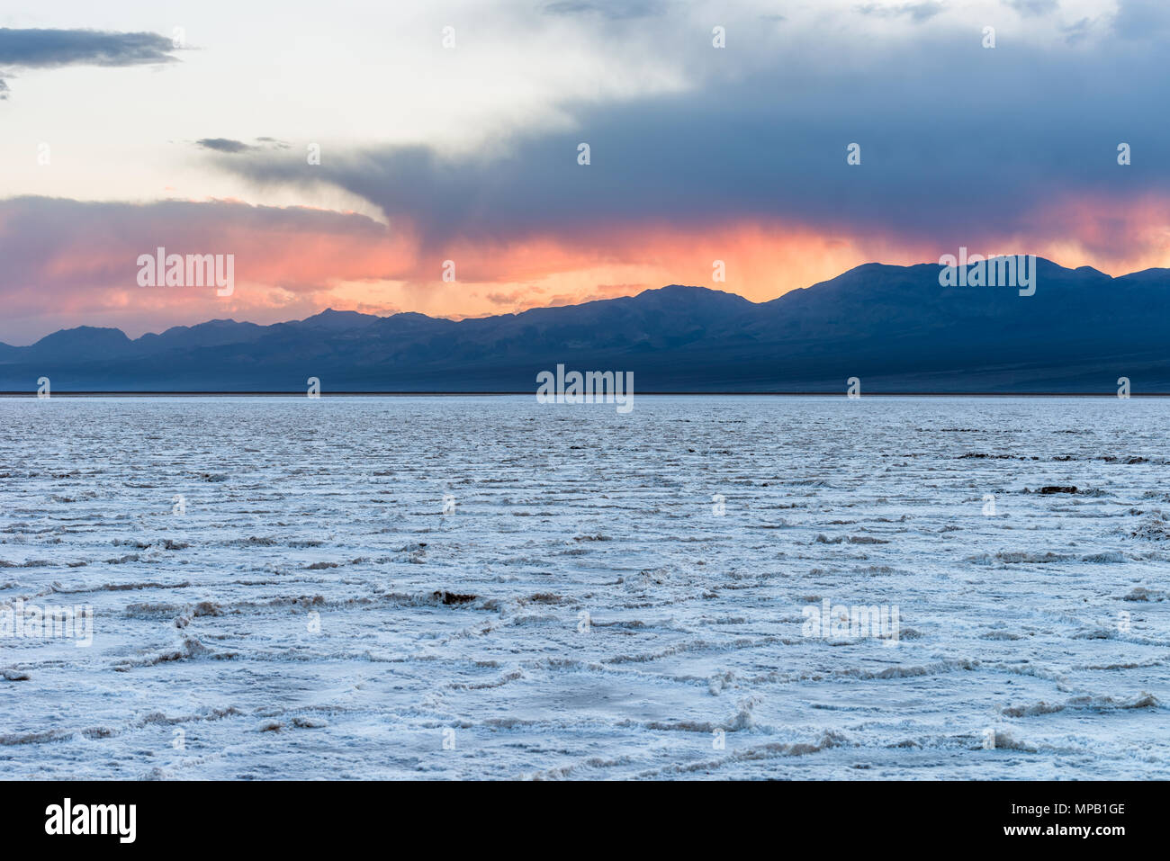 Tramonto al mare di sale - una molla vista al tramonto di saline di Badwater Basin alla base della gamma Panamint. Parco Nazionale della Valle della Morte, California, Stati Uniti d'America. Foto Stock