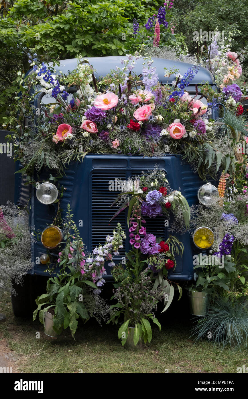 Vecchia citroen van decorate con fiori ad RHS Chelsea flower show 2018 Foto Stock