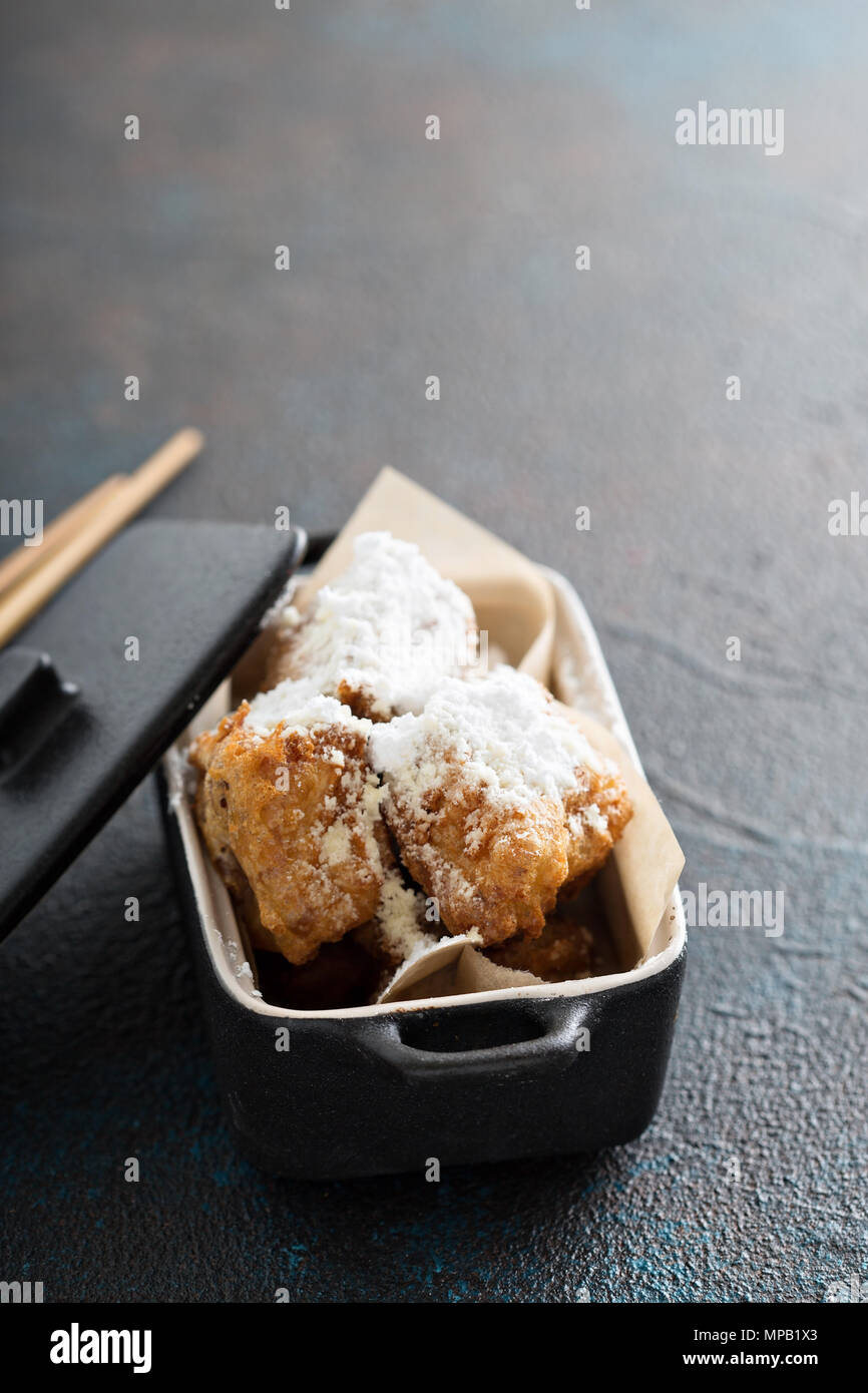 In stile asiatico ciambelle fritte con zucchero a velo Foto Stock