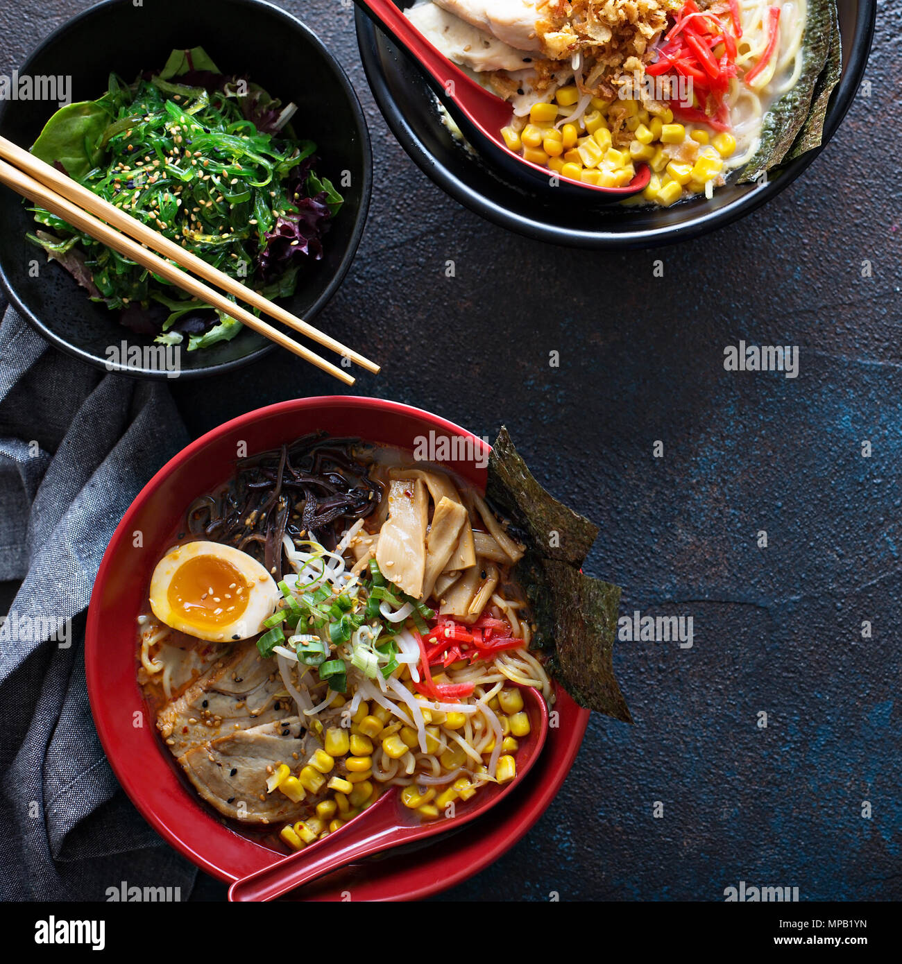 Spicy ramen ciotole con tagliatelle, carne di maiale e di pollo Foto Stock