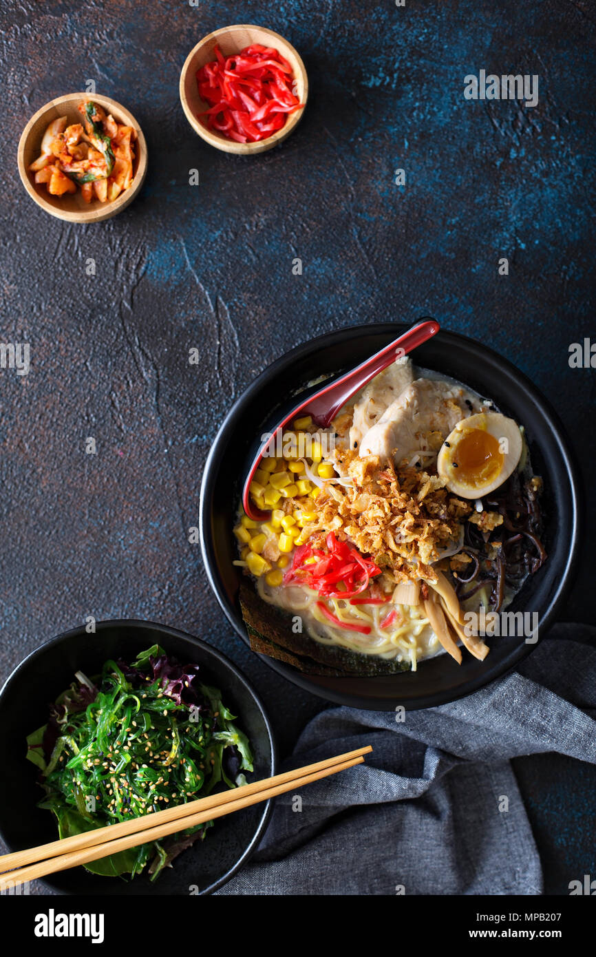 Spicy ramen ciotole con tagliatelle, carne di maiale e di pollo Foto Stock