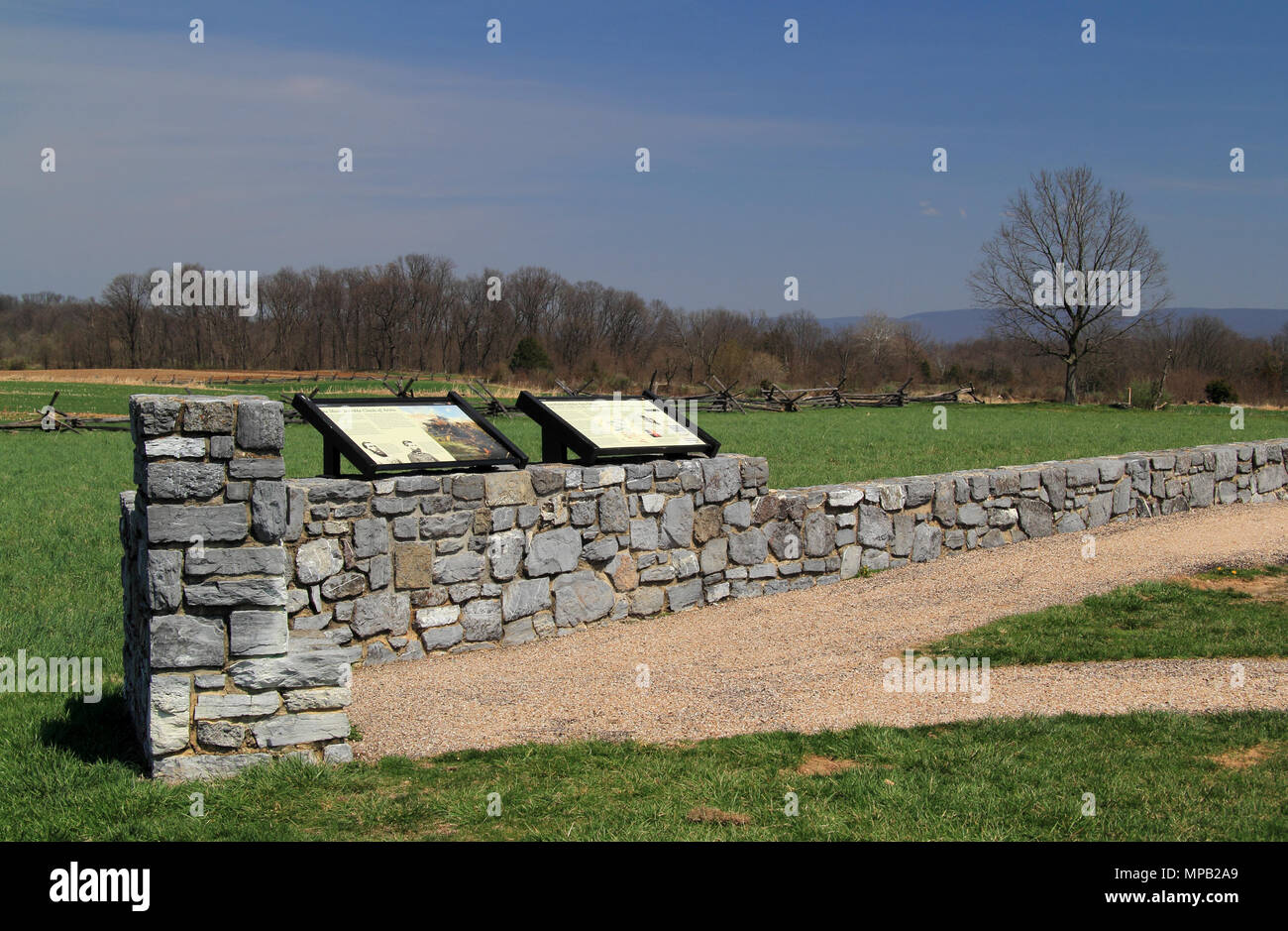Indicazioni interpretative aiutare i visitatori a capire lo scontro militare che ha avuto luogo presso la sanguinosa Cornfield a Antietam National Battlefield in Maryland Foto Stock