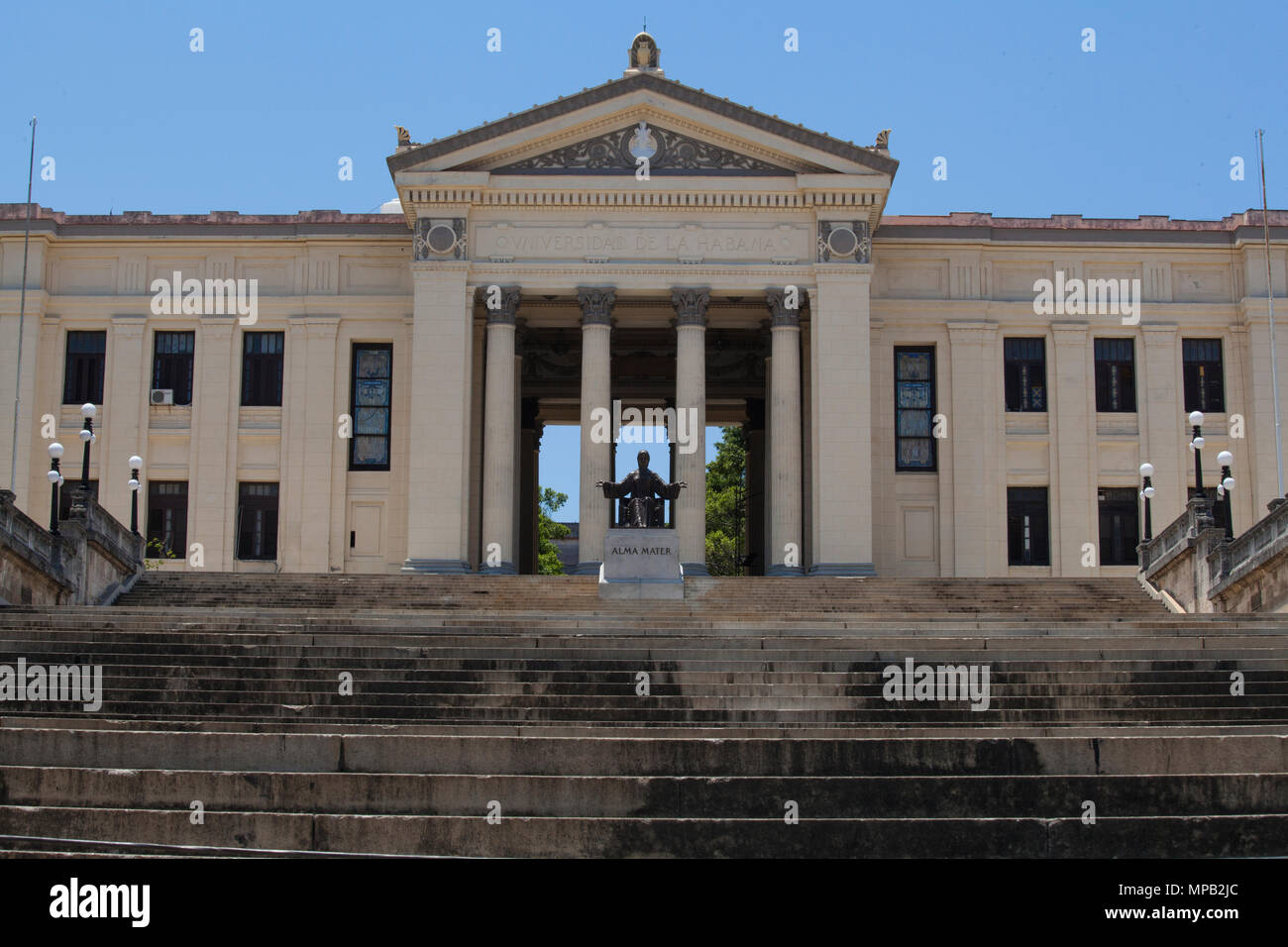 La Alma Mater statua che si trova nella parte anteriore dell Università dell Avana, Universidad de La Habana, ingresso, Havana, Cuba Foto Stock
