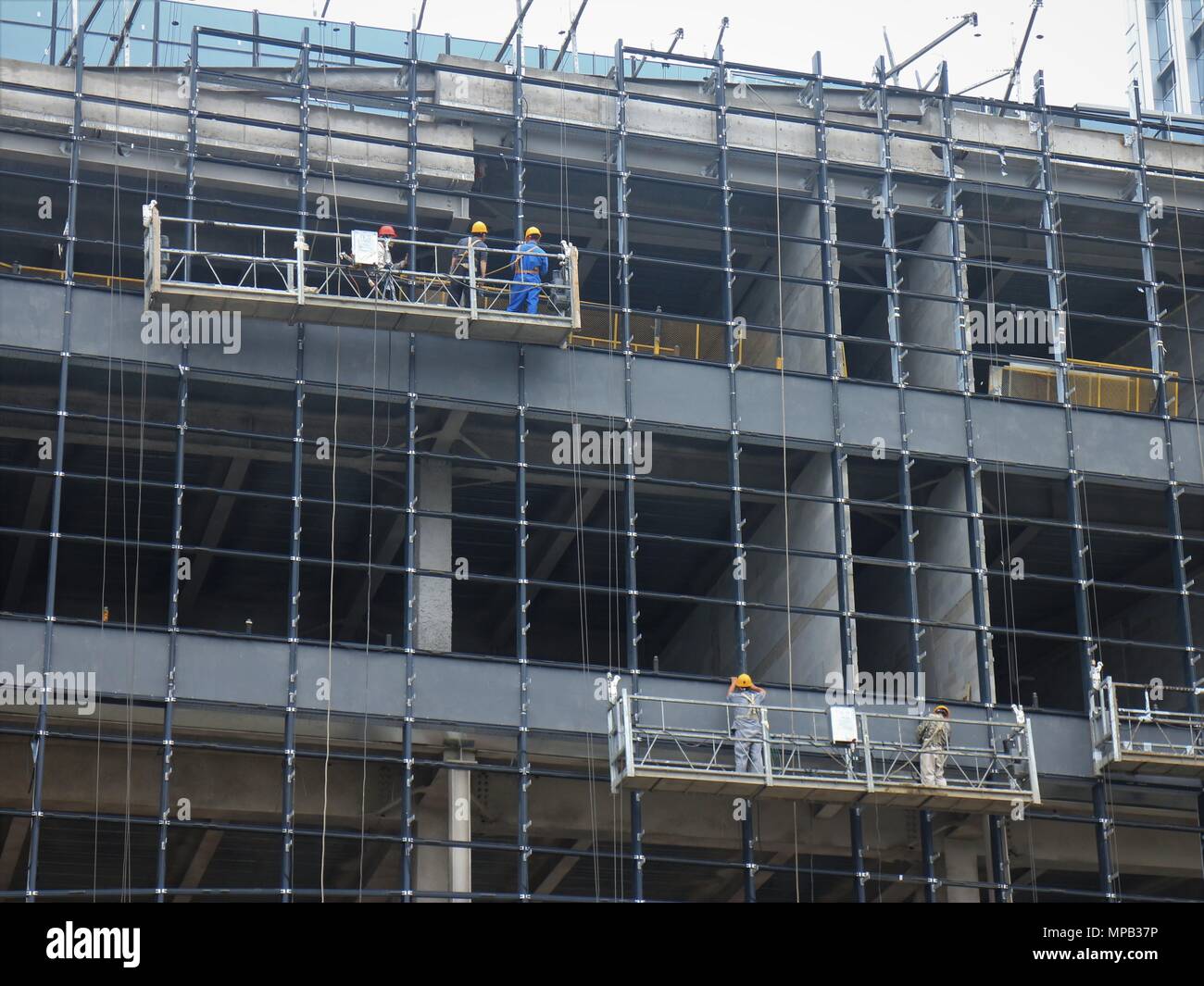 Lavoratori edili a lavorare su un nuovo edificio in Hangzhou, Cina Foto Stock