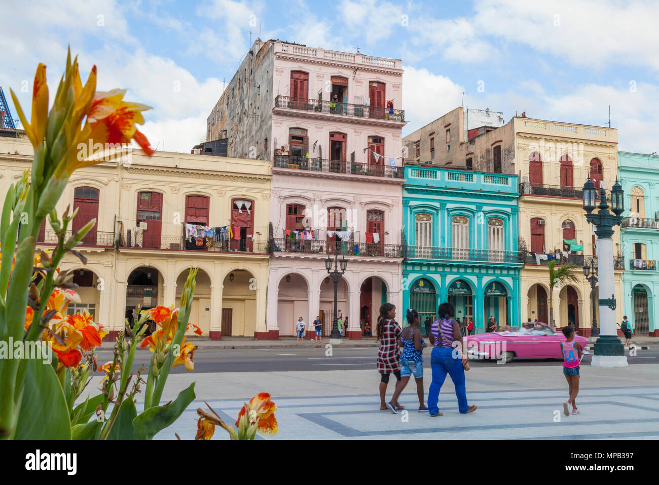 Classico degli anni cinquanta vetture guidando lungo la strada principale a l'Avana Vecchia Cuba vicino alla capitale di costruzione Foto Stock