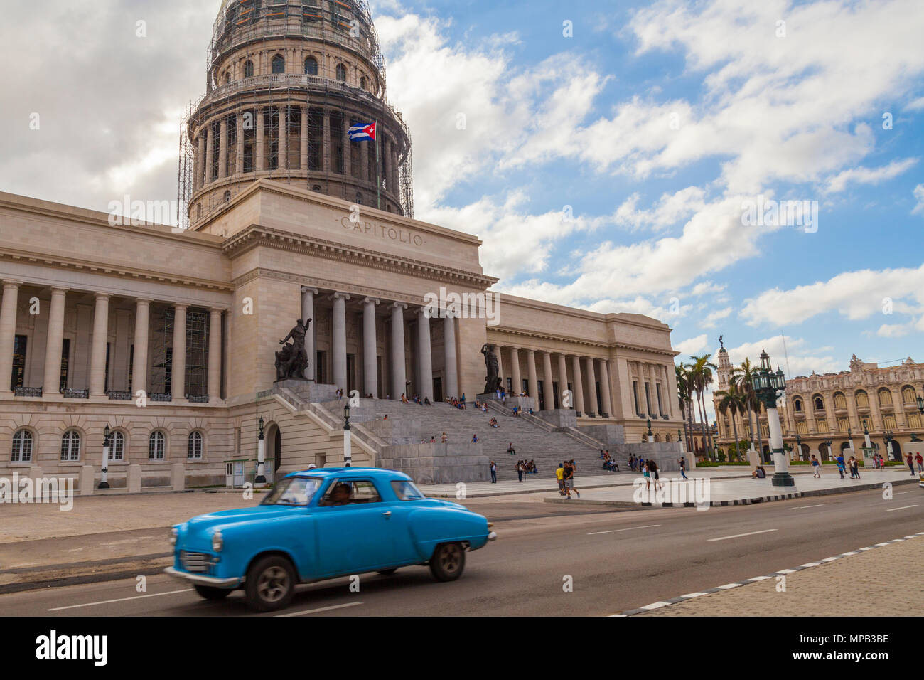 Classico degli anni cinquanta vetture guidando lungo la strada principale a l'Avana Vecchia Cuba vicino alla capitale di costruzione Foto Stock