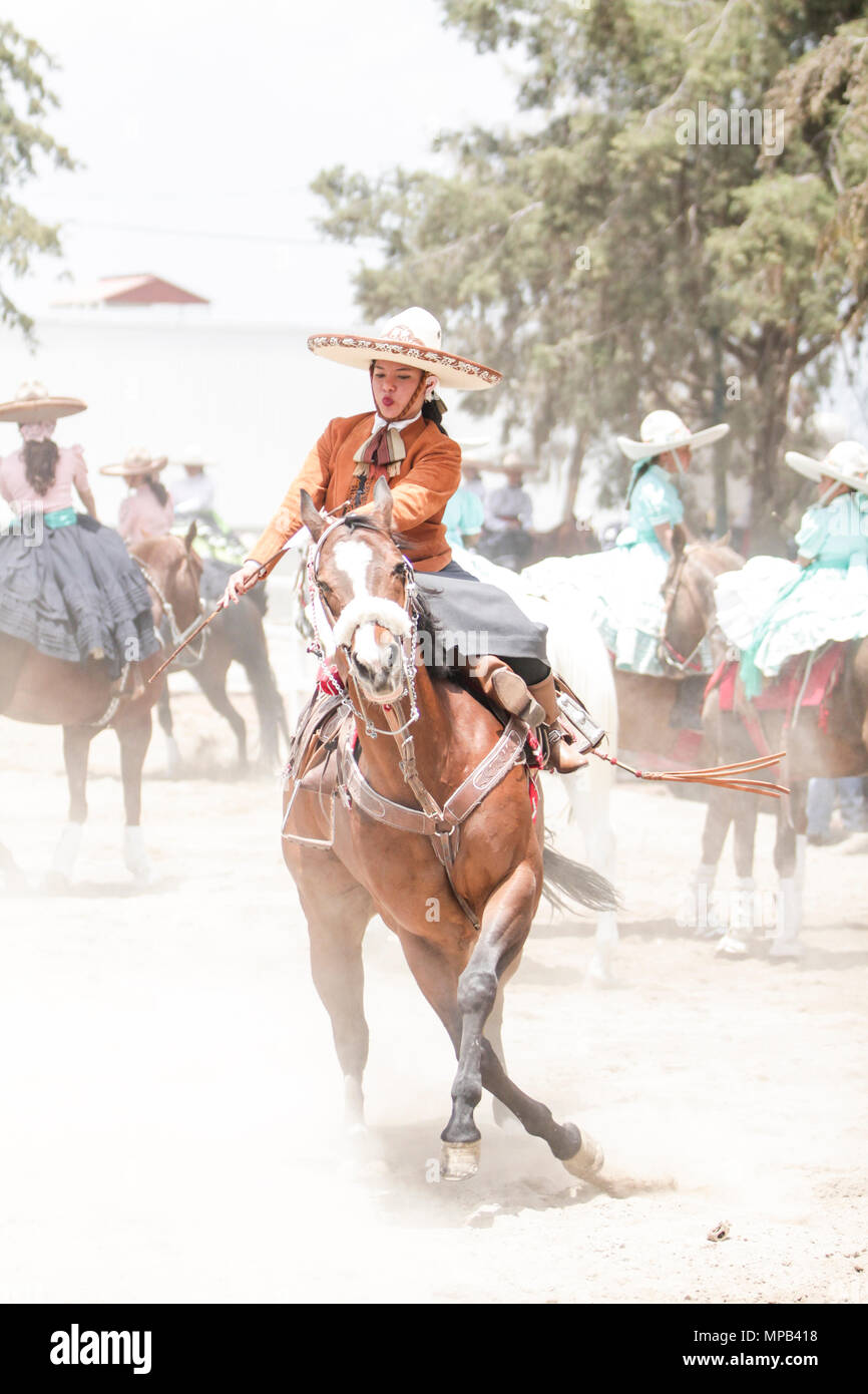 Apizaco, Messico - maggio 20.2018. La donna a cavallo o Adelita prende parte la charreria (equitazione) eventi espositivi fin dai tempi della rivoluzione messicana Foto Stock
