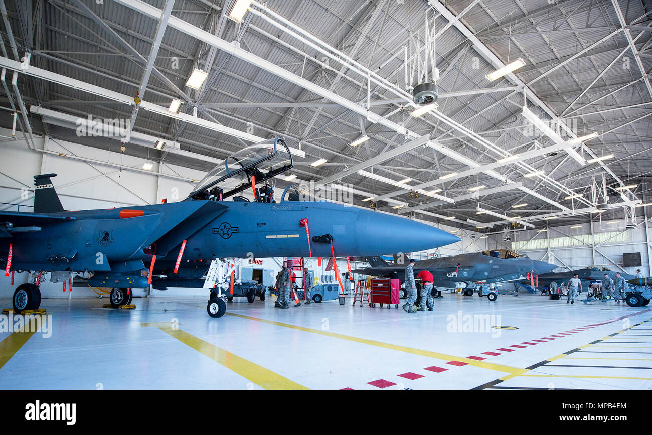 Gli equipaggi di carico molla in azione all'inizio del Team Eglin carico di armi la concorrenza il 7 aprile a Eglin Air Force Base, Fla. squadre da la 96ala prova e xxxiii Fighter Wing gareggiato per vedere chi potrebbe caricare fino a due armi sul loro aeromobili designato il modo più rapido e con il minor numero di errori. La trentatreesima FW team ripetuto come campione di base. Foto Stock