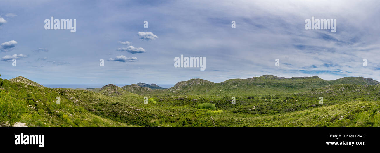 Mallorca, Extra large natura paesaggio panorama di primavera montagne vicino a Cala Torta nella regione di vacanza XXL Foto Stock