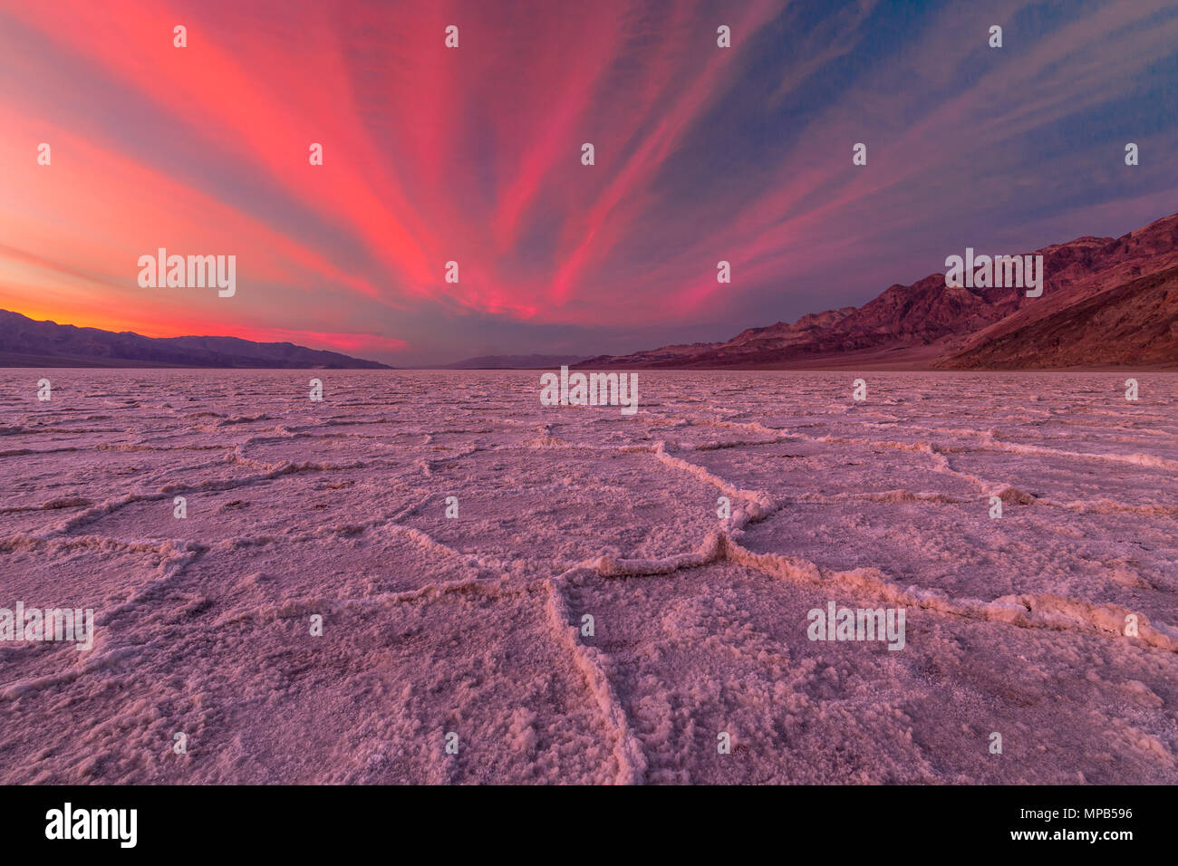 Un incredibile display a colori sopra Bad bacino d'acqua nel Parco Nazionale della Valle della Morte. Foto Stock