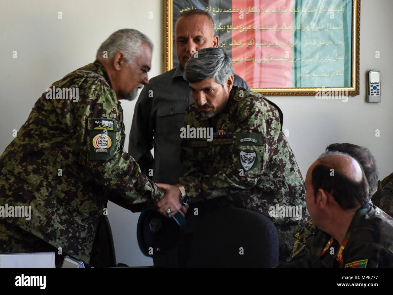 KABUL, Afghanistan (16 maggio 2017) - Il Mag. Gen. Abdul Razaq Siawash, esercito nazionale afghano medical commander, annuncia la nomina del nuovo direttore di protezione Intel, Lt. Col. Ahmad Shah Bakhshi, durante una riunione a Kabul nazionale Ospedale militare. ( Foto Stock