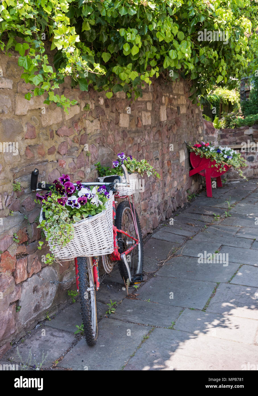 Bicicletta usata come una piantatrice su una strada in Bristol Foto Stock