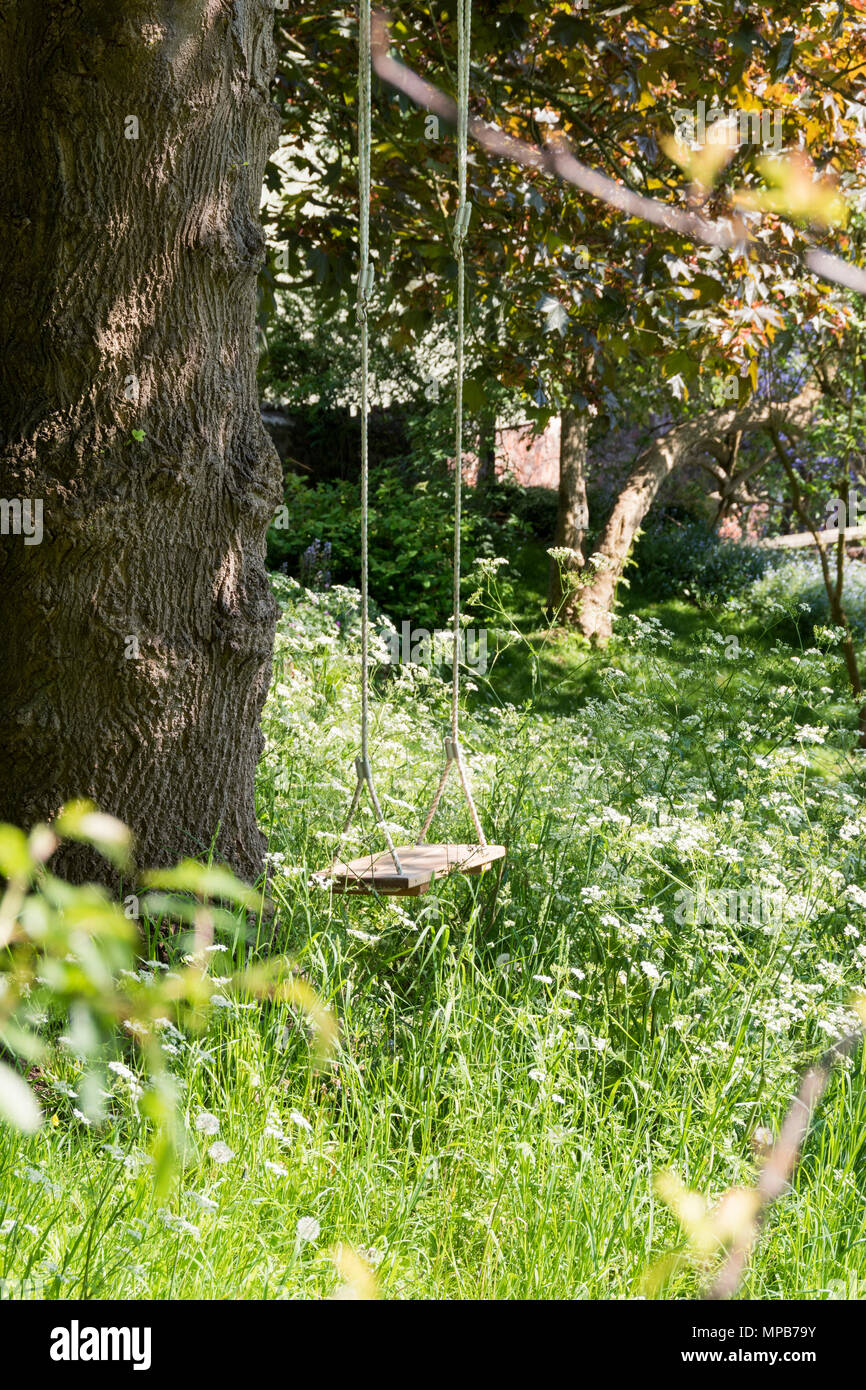 Swing in un giardino Cliftonwood, Bristol Foto Stock