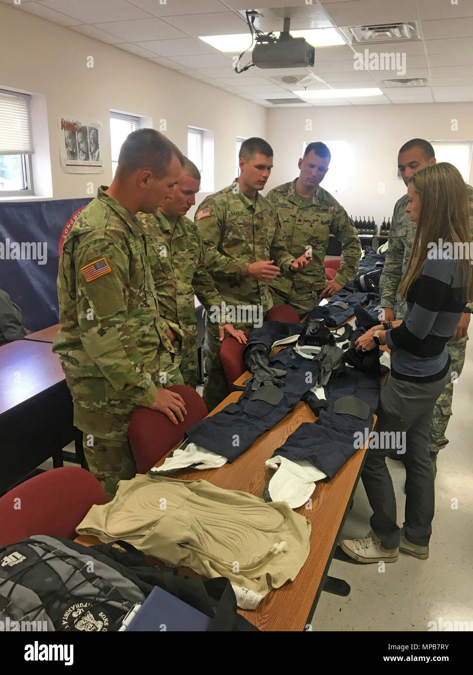 Membri della Virginia esercito nazionale della guardia civile xxxiv Support Team fornire il feedback ai membri del Tactical All-Hazards Ensemble team del programma. (Gazzetta DTRA Foto Stock