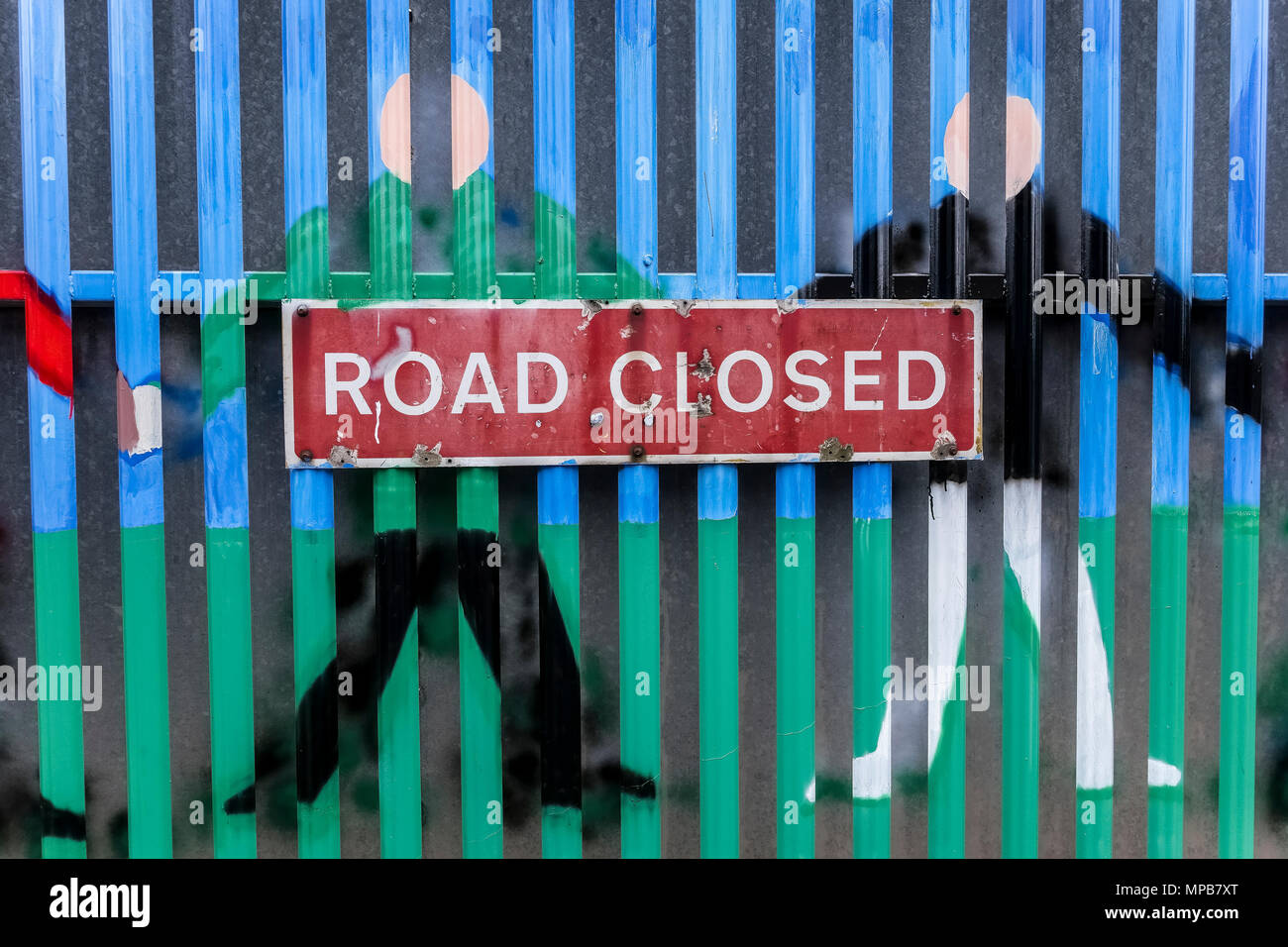 Strada chiusa segno. Sicurezza cancello di ferro che separa cattolica e protestante, a Belfast la pace parete. Irlanda del Nord, Regno Unito Regno Unito Foto Stock