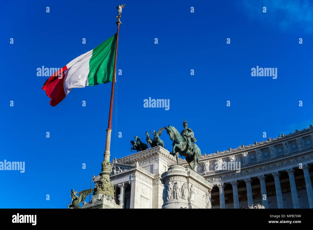 Bandiera italiana. Monumento al re Vittorio Emanuele II e monumento del Milite Ignoto in Piazza Venezia. Vittorio Emanuele II Roma, Italia, UE. Foto Stock