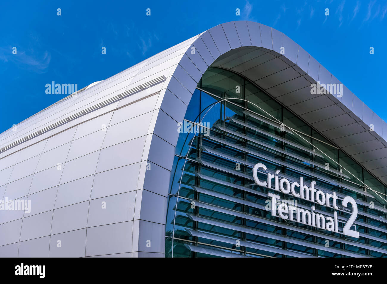 Nuovo Terminal 2, T2 Criochfort Dublino Aeroporto interenazionale DUB, dagli architetti Pascall & Watson. Cielo blu, spazio copia, primo piano. Irlanda, Europa, UE. Foto Stock
