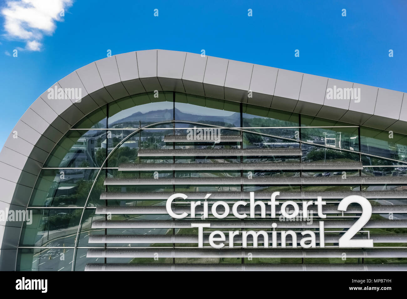 Nuovo Terminal 2, T2 Criochfort Dublino Aeroporto interenazionale DUB, dagli architetti Pascall & Watson. Cielo blu, spazio copia, primo piano. Irlanda, Europa, UE. Foto Stock