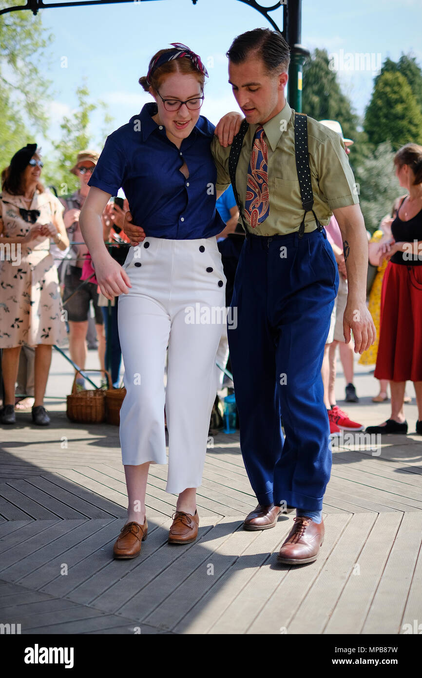 Haworth, West Yorkshire / UK - 20 Maggio 2018: una giovane coppia swing dance sotto il palco per spettacoli in Haworth durante l annuale Haworth 1940s evento di fine settimana. Foto Stock